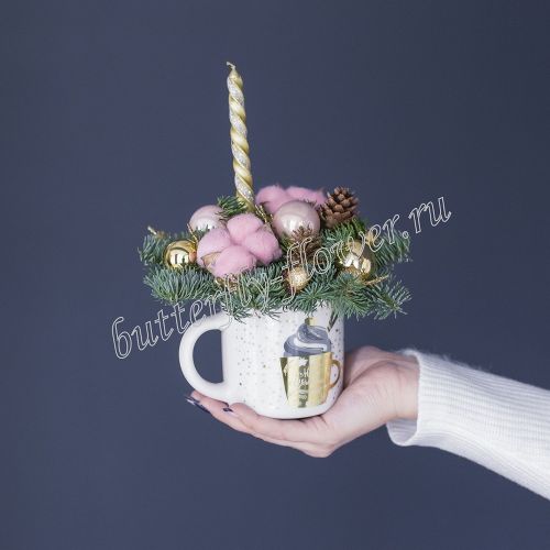 Новогодняя композиция из ели нобилиса, свечи, хлопка и новогоднего декора в керамической кружке "Снежный шар"